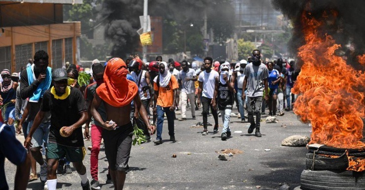 Người dân xuống đường biểu tình, phản đối tình trạng mất an ninh tại thủ đô Port-au-Prince (Haiti), ngày 7-8. Ảnh: CBS News