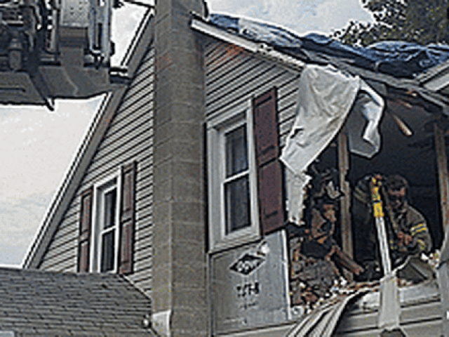 Phi thường - kỳ quặc - Chuyện không tin nổi ở Mỹ: Xe hơi từ trên đường bay thẳng lên... tầng 2