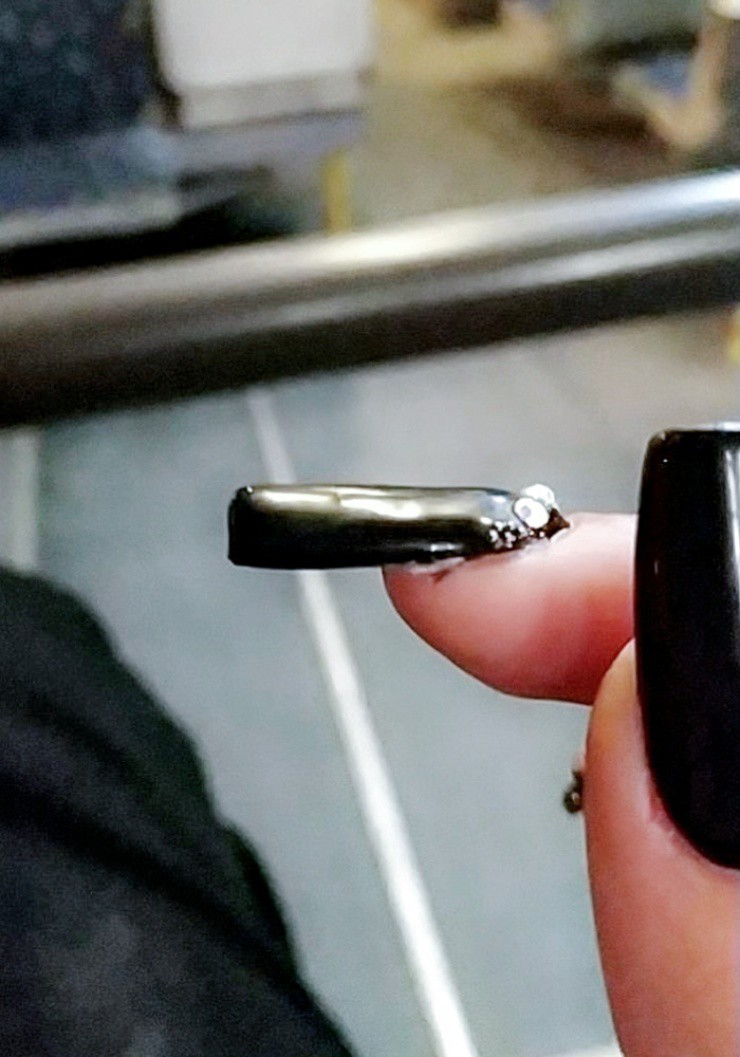 Xem nè, bộ nail mới của tôi có khiến bạn hết hồn không.

