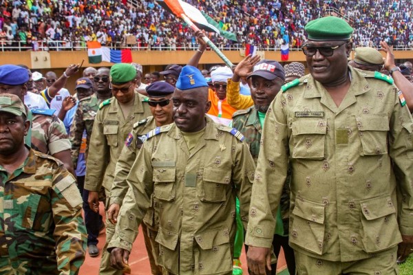 Các thành viên của hội đồng quân sự tổ chức đảo chính ở Niger tham dự một cuộc biểu tình tại sân vận động ở Niamey, Niger,