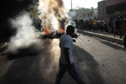 Dân Haiti lôi 13 kẻ nghi là xã hội đen khỏi tay cảnh sát, mang thiêu sống 