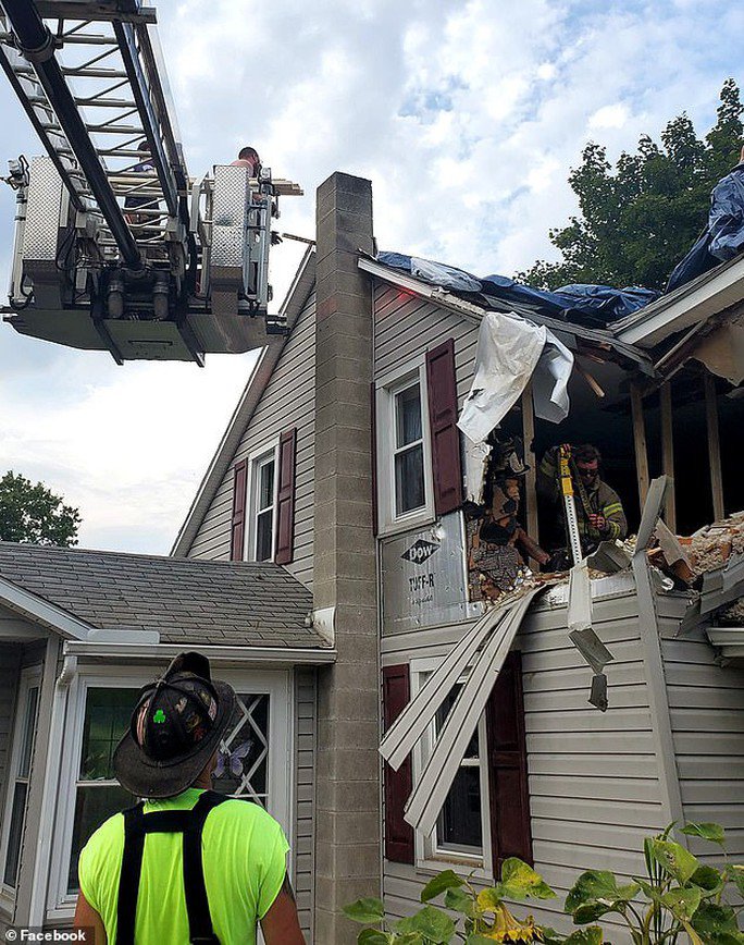 Lính cứu hỏa xử lý hiện trường vụ việc. Ảnh: Daily Mail