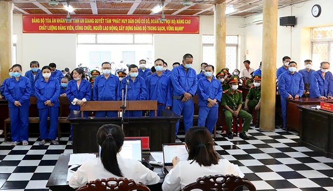 Các bị cáo tại phiên toà.