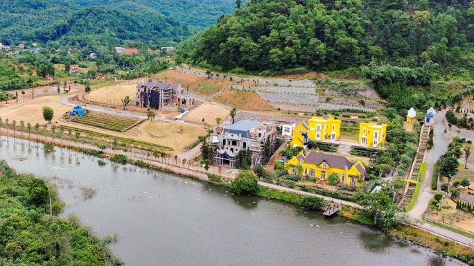 Thời điểm đó chỉ ít công trình được xây dựng trên đất trống được phân lô khu vực rìa hồ.