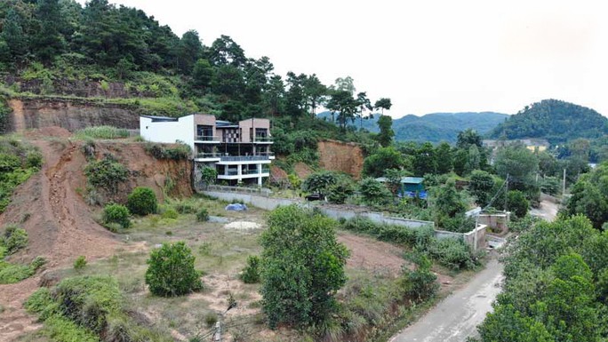 Căn nhà này năm 2019 có quy mô khá nhỏ nằm tại khe núi, xung quanh vẫn chỉ là đất trống.