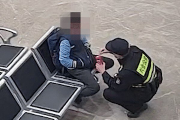 Hoá ra mẹ mất, bố có vợ mới nên Tiểu Minh tủi thân muốn đi ra mộ thăm mẹ (Nguồn: Sohu)