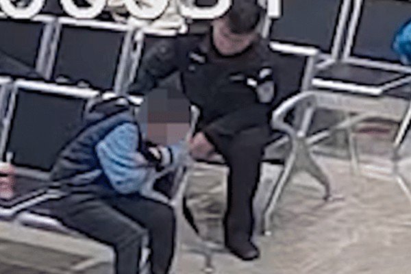 Tiểu Minh buồn rầu, lảng tránh câu hỏi của người cảnh sát (Nguồn: Sohu)