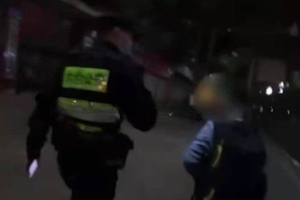 Tiểu Minh được đưa đến trạm cảnh sát giữa đêm (Nguồn: Sohu)