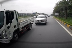 Ô tô - Clip: Xe bán tải "hôn" đuôi xe tải trong tình huống khó hiểu