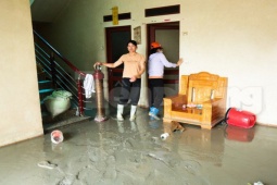 Tin tức trong ngày - Bùn ngập nhà, xe bị vùi lấp sau sự cố hồ thải mỏ đồng ở Lào Cai