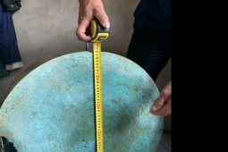 Tin tức trong ngày - Đôi vợ chồng đi nương trồng ngô bất ngờ cuốc trúng trống đồng cổ