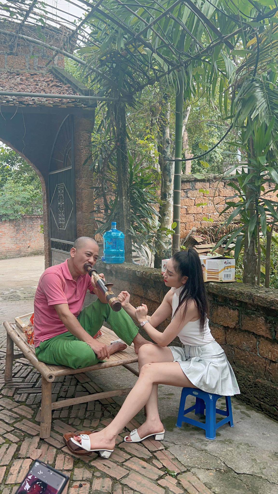 Hình ảnh hậu trường series phim "Vợ chồng Đoành" được Thanh Hằng chia sẻ trên trang cá nhân.