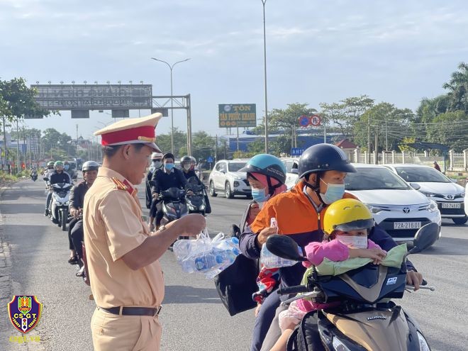 Người điều người xe máy chỉ được chở 1 người và chỉ được chở tối đa 2 người với một số trường đối tượng, trong đó có trẻ em dưới 14 tuổi. (Ảnh minh họa/Nguồn: Cục CSGT)