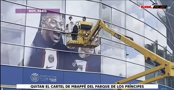 PSG gỡ tấm áp phích lớn hình ảnh Mbappe ngoài sân vận động