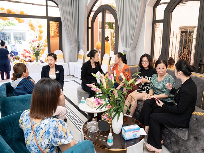 Đông đảo khách hàng đến tham dự và trải nghiệm làm đẹp trong ngày khai trương