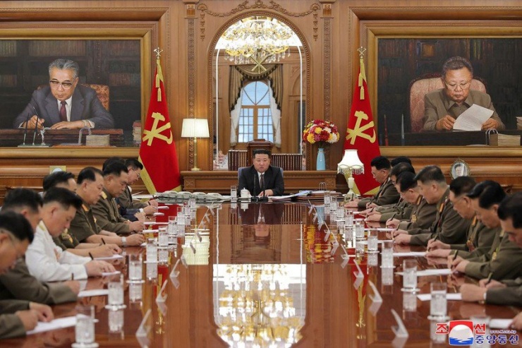 Lãnh đạo Triều Tiên Kim Jong-un tại cuộc họp mở rộng lần thứ 7 của Quân uỷ Trung ương đảng Lao động Triều Tiên khoá VIII hôm 9-8. Ảnh: KCNA