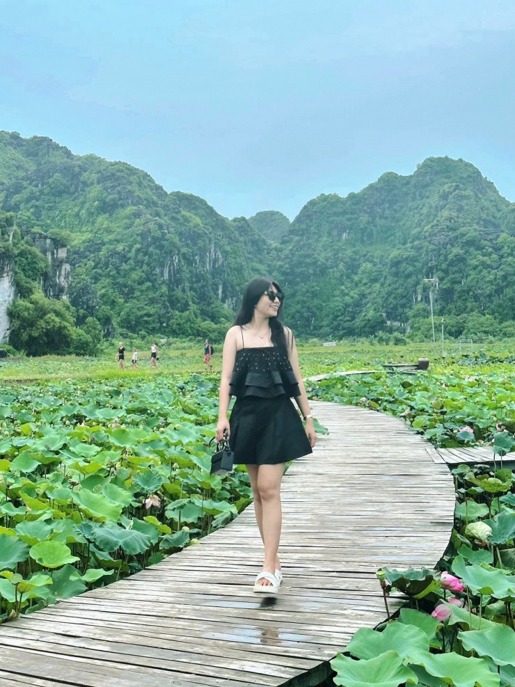 Đầm Sen ở hang Múa.