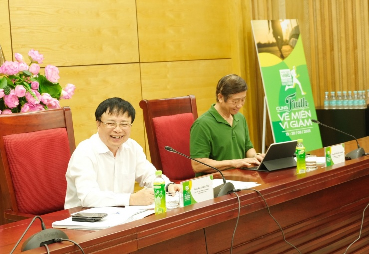 Ông Bùi Đình Long, Phó Chủ tịch UBND tỉnh Nghệ An (trái) và ông Nguyễn Đức Quang, Tổng Biên tập Tạp chí Nông thôn Việt chủ trì buổi Họp báo.