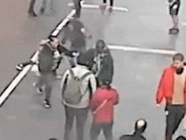 Bạn trẻ - Cuộc sống - Clip: Con trai bị đấm ngã trên phố, mẹ lao đến hạ gục tên côn đồ