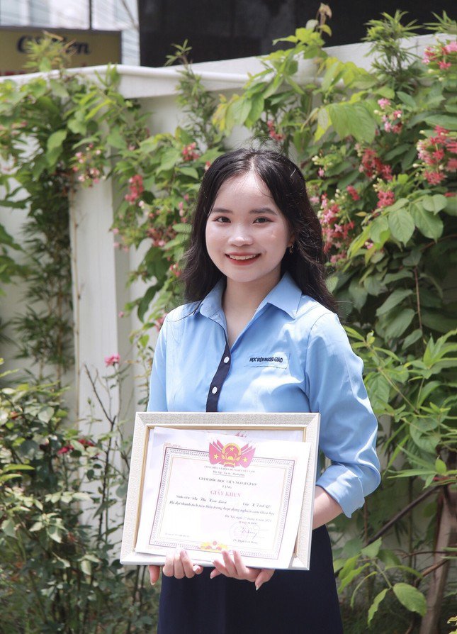 Kim Liên vừa nhận tấm bằng cử nhân xuất sắc ngành Kinh tế quốc tế.