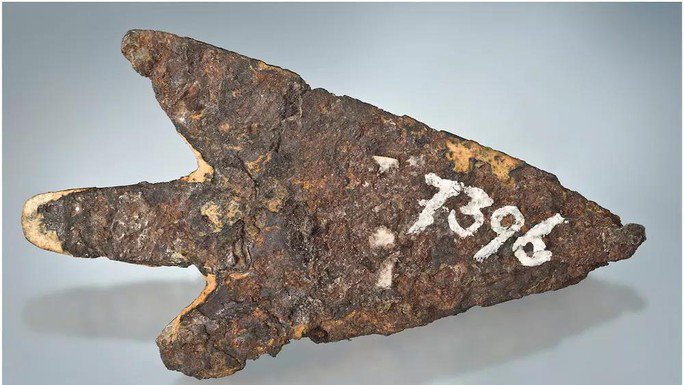 Đầu mũi tên được làm bằng vật liệu lấy từ một tiểu hành tinh nặng 2 tấn - Ảnh: Bảo tàng Lịch sử Bern