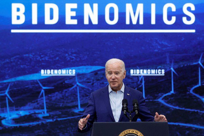 Tổng thống Joe Biden ký sắc lệnh hành pháp cấm một số khoản đầu tư mới của Mỹ vào các công nghệ nhạy cảm của Trung Quốc. ảnh: Reuters