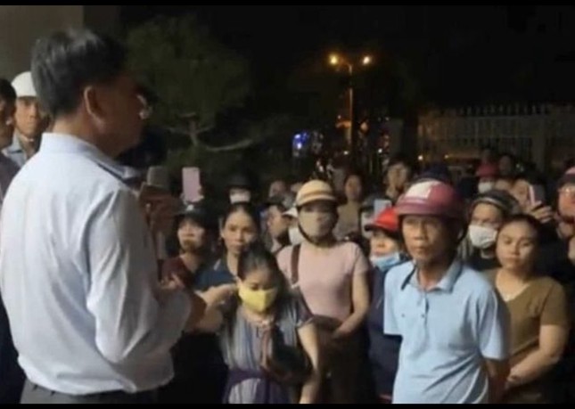 Lãnh đạo thị trấn Lao Bảo vận động người dân trở về nhà.
