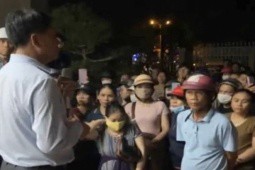 Nghi bị trộm thông tin cá nhân, hàng trăm người ”vây” trụ sở Điện lực Lao Bảo