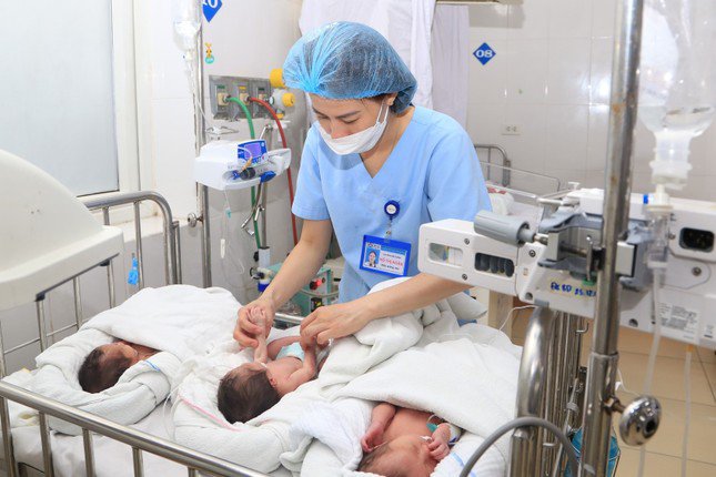 Hai sản phụ ở Nghệ An và Hà Tĩnh đều mang tam thai tự nhiên đã hạ sinh 6 bé gái cùng ngày.