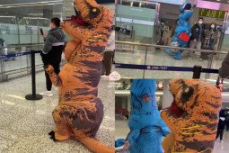 Hai bố con ”siêu khủng long” ở sân bay “gây bão”