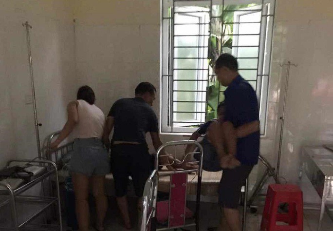 Hai cháu nhỏ sau đó được đưa tới Trạm y tế xã Xuân Lập để điều trị, hiện đã ổn định sức khỏe