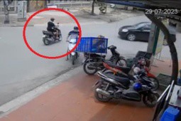 Clip: Vội vài giây, ô tô tông văng xe máy khiến nam tài xế lộn santo trên không