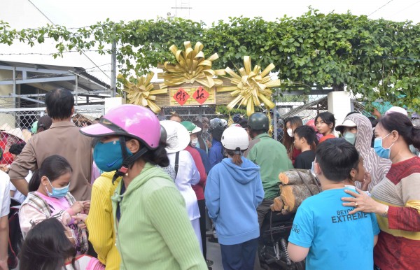 Hàng trăm người chen lấn, xô đẩy vì chợ lá 0 đồng ở Bạc Liêu - 2