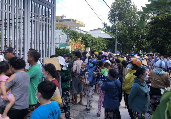 Hàng trăm người dân đổ xô về chợ lá 0 đồng ở Phường 1 (TP Bạc Liêu) khiến khung cảnh trở nên hỗn độn. 