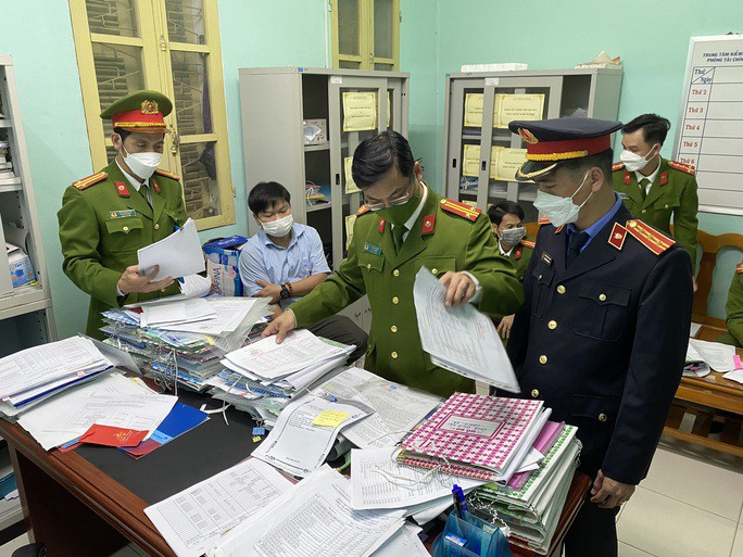 Cơ quan công an thu thập tài liệu điều tra vụ án tại CDC Thừa Thiên - Huế vào hồi tháng 2-2022.