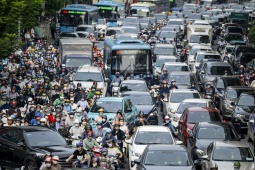 Tin tức trong ngày - Rào chắn xây cầu vượt tại nút giao Mai Dịch, kẹt xe nghiêm trọng