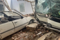 Tin tức trong ngày - Xe tải mất lái lao vào sập nhà dân ở Đà Lạt