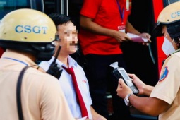 Tin tức trong ngày - Phạt "kịch khung" một người, CSGT TP HCM phát hiện điều bất ngờ