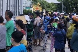 Tin tức trong ngày - Hàng trăm người chen lấn, xô đẩy vì chợ lá 0 đồng ở Bạc Liêu