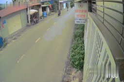 Xe máy - Xe đạp - Clip: Xe máy ngã ra đường vì đâm phải chó, nỗi đau nhân đôi khi có người trợ giúp