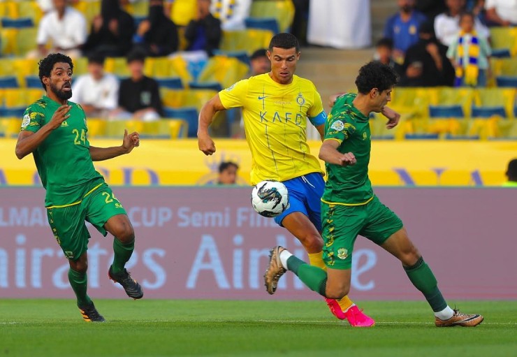 Al Nassr tạo ra thế trận áp đảo nhưng gặp khó khăn trong việc xuyên phá mành lưới của&nbsp;Al Shorta ở&nbsp;bán kết Arab Club Champions Cup. Cá nhân Cristiano Ronaldo&nbsp;thậm chí&nbsp;bị từ chối 1 bàn thắng vì lỗi việt vị