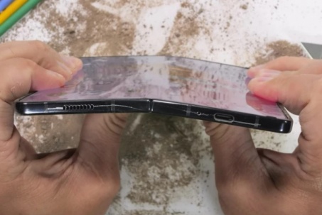 Video “tra tấn” Galaxy Z Fold 5: Liệu có thực sự bền?