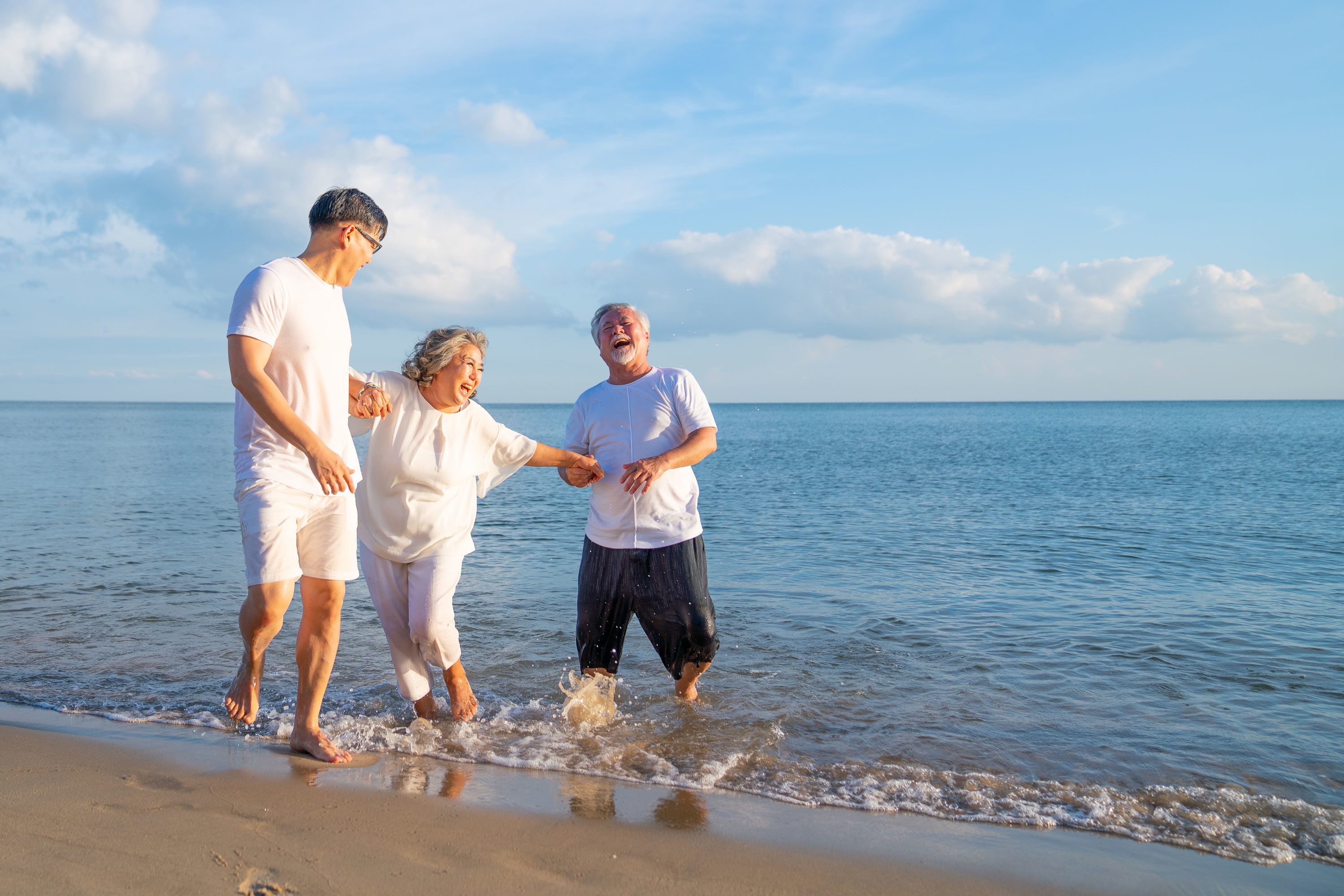 Gia đình vui chơi bên bờ biển Wyndham Garden Cam Ranh
