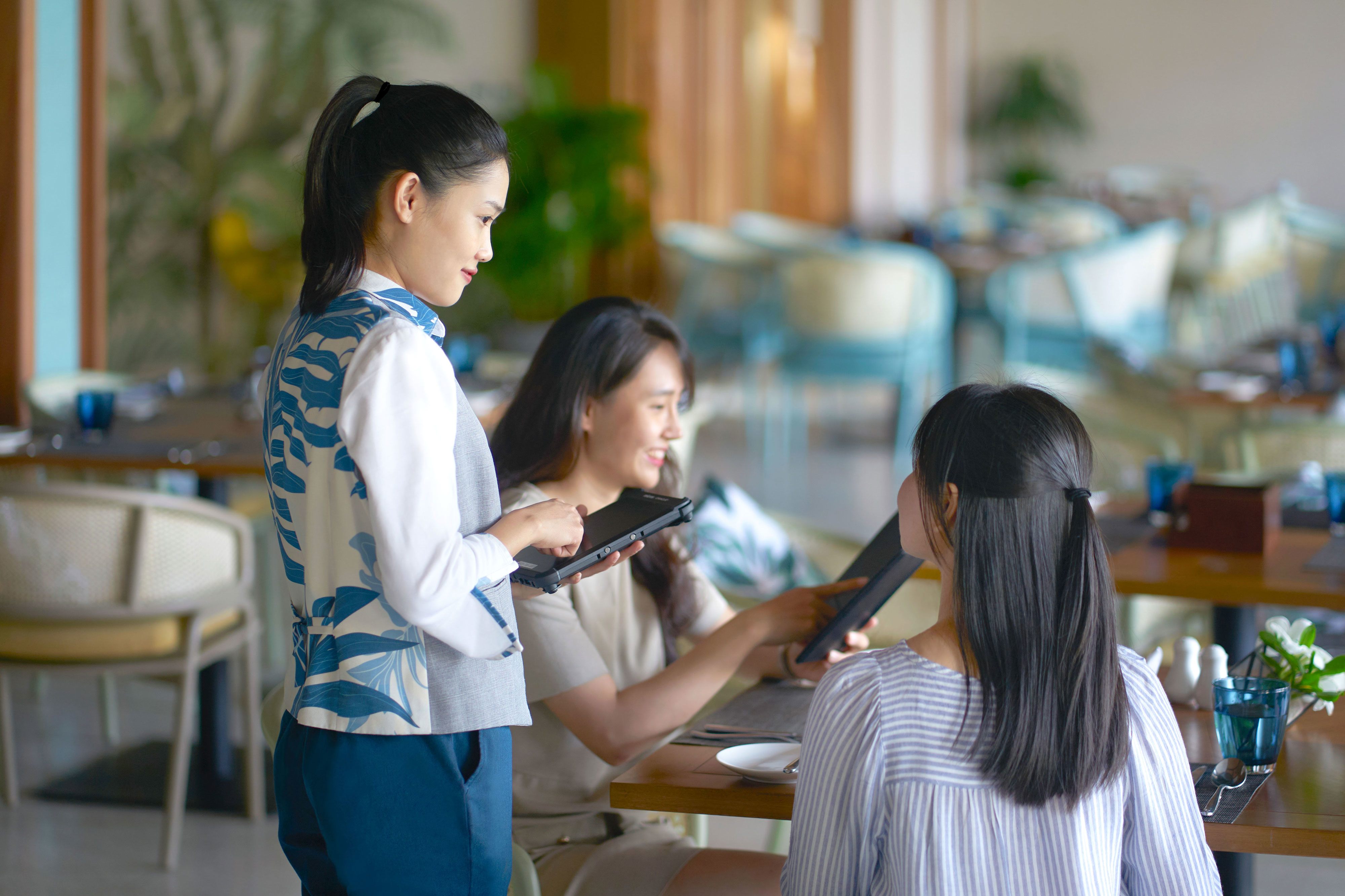 Nhân viên Wyndham Garden Cam Ranh thân thiện, tận tình phục vụ, chăm chút khách hàng