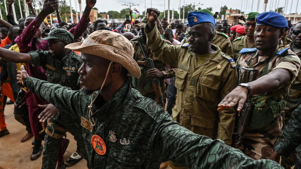 Đại diện chính quyền quân sự tham gia một cuộc tuần hành của người dân ở thủ đô Niamey, Niger vào ngày 6/8.