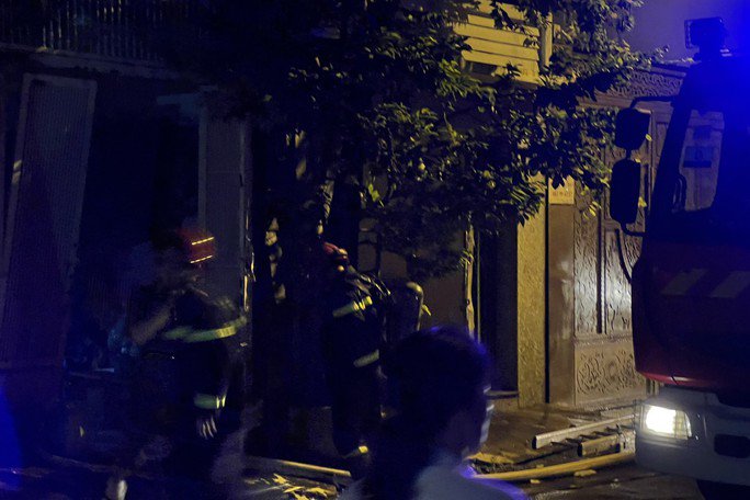 Cứu cụ ông trong đám cháy ở căn nhà 3 tầng lầu