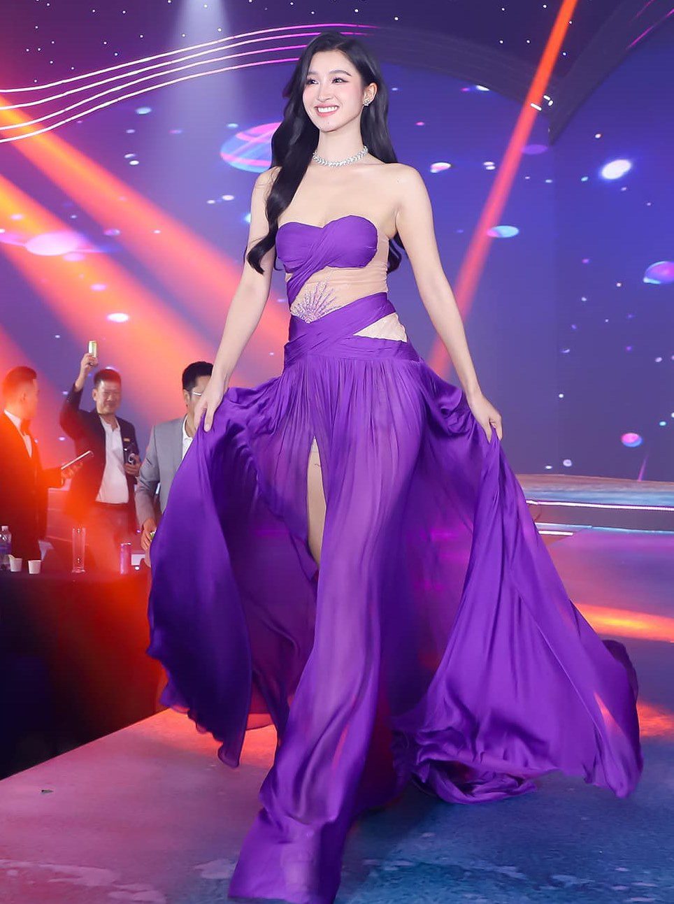 Với những cô nàng không có tỷ lệ cơ thể hoàn mỹ với lưng dài chân ngắn, cần chọn trang phục có chi tiết cut out tránh phần hông. Trong khi đó chi tiết cut out, xuyên thấu ngay vòng eo hoặc chân sẽ hợp lý hơn, tạo nên sự cân đối trong vóc dáng.