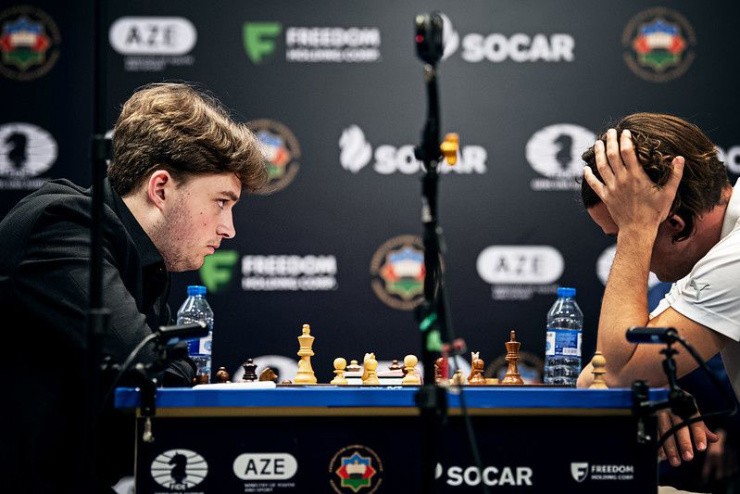 Carlsen (áo trắng) ôm đầu khi mắc sai lầm và biết sắp thua đối thủ trẻ