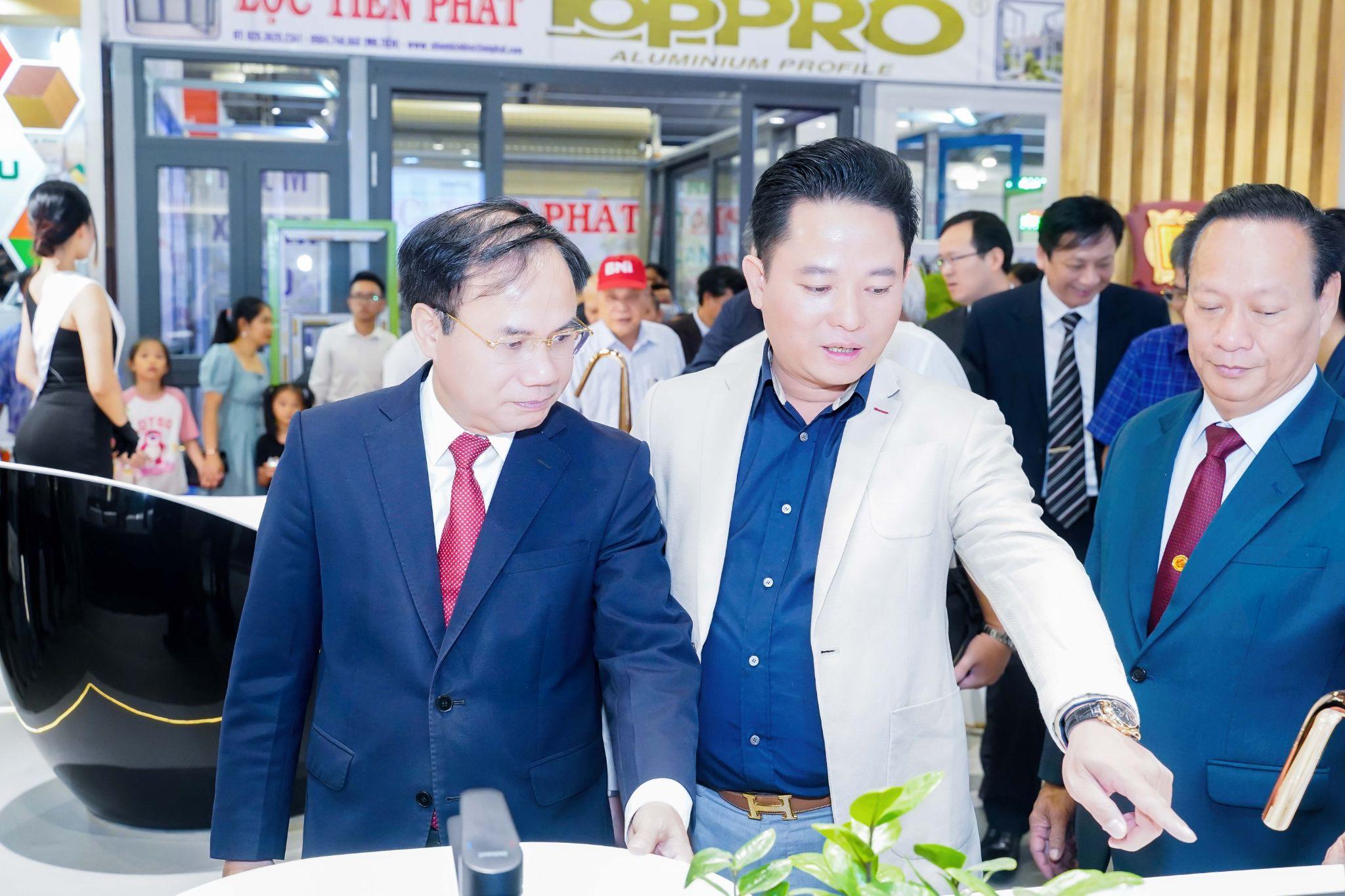 Ông Nguyễn Xuân Hoàng - Chủ tịch hội đồng quản trị Công ty TNHH Giải Pháp Ưu Việt (ở giữa) tiếp đón các đại biểu cấp cao của Thành phố ghé thăm gian hàng Uuviet Solutions tại Triển lãm VietBuild 2023