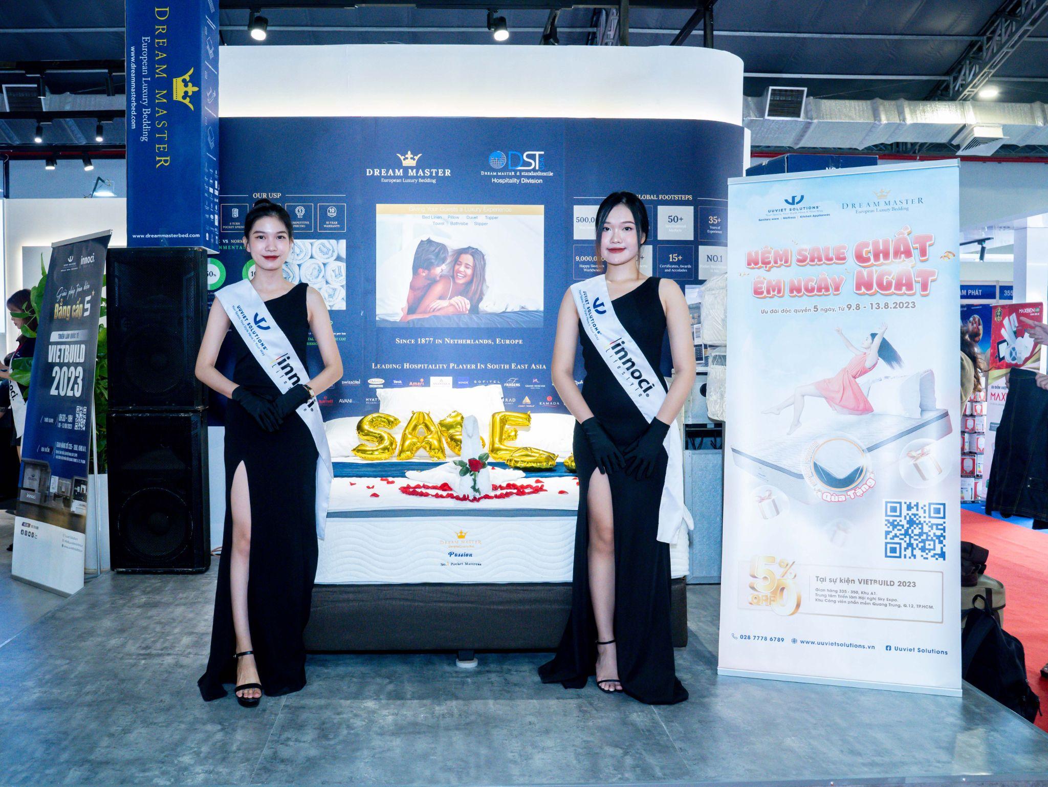 Gian hàng trưng bày nệm lò xo túi cao cấp Dream Master tại gian hàng Uuviet Solutions